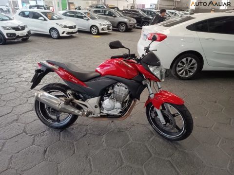 Moto com alguns detalhes de uso 