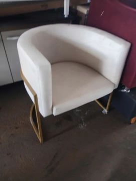 Poltrona de Design Moderna com Estrutura Dourada
