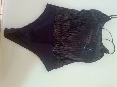 Body preto com brilho em lantejoulas. Tamanho único. Porém pequeno. 