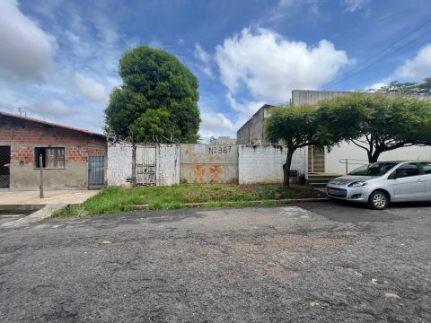 Alugo terreno murado medindo 10,00 x3 0,00  bairro Fatíma, próximo a Ponte Estaiada.
