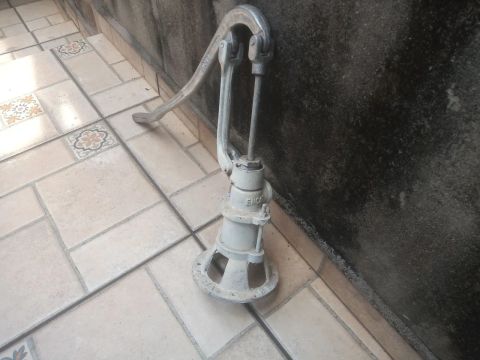 Bomba de água antiga - peça de coleção
