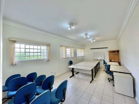 Vende Área Comercial  na  Av José Giorgi - 3 salas + 2 salões, 4 wcs, 10 vagas!