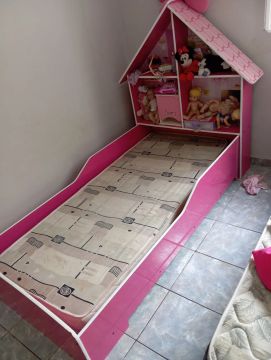 Cama infantil de princesa com casinha