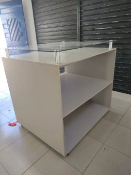 Estante de vidro com prateleiras