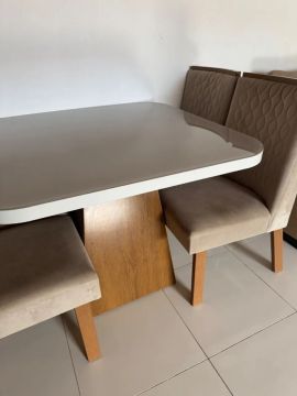 Mesa de Jantar tampa de vidro e 4 cadeiras 