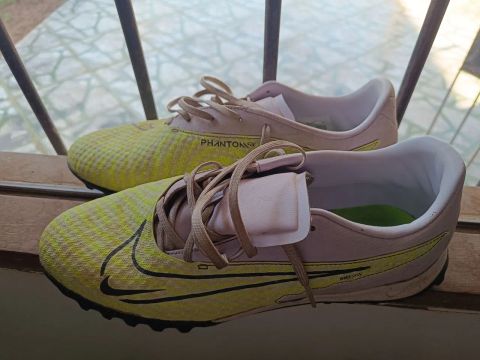 Chuteira Nike Phantom branca e amarela