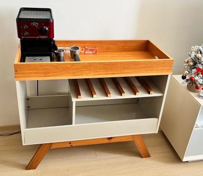 Mesa de apoio moderna em madeira e branco