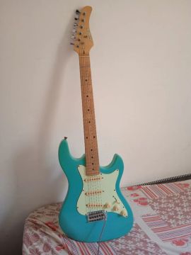 Guitarra Strinberg STS-100 Azul + Cubo Amplificador Strinberg SG-15 + Cabo P10