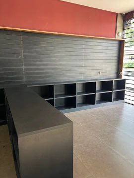 Conjunto de prateleiras e balcão preto e amadeirado