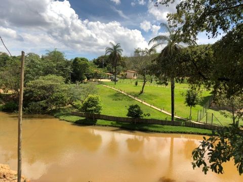 Fazendinha de 3.3 hectares com lagoa perto da serra do cipo!