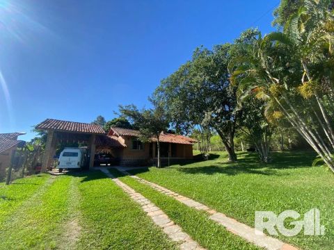 Sítio á venda em Porto Alegre/RS, localizado no bairro Lageado. Casa principal com sala e 