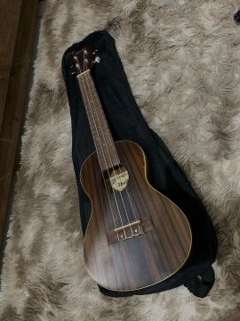 Ukulele semi novo 