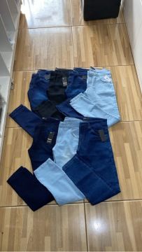 06 CALÇAS JEANS POR 300,00