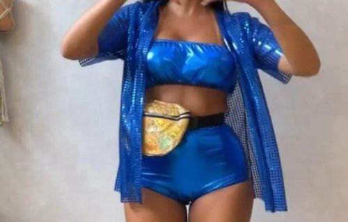 Conjunto de biquíni azul brilhante
