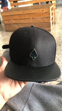 Boné semi novo 