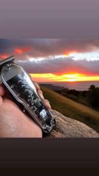 Máquina de cortar cabelo profissional com display digital