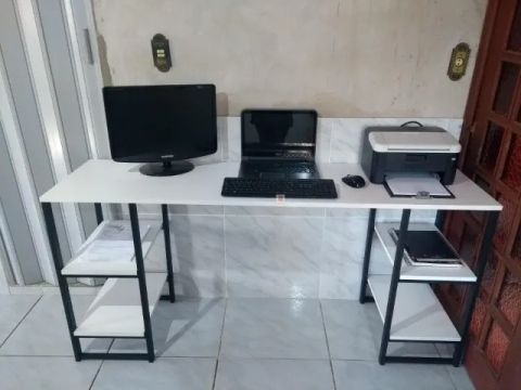 Mesa Escrivaninha com Prateleiras Estilo Industrial em aço Branca