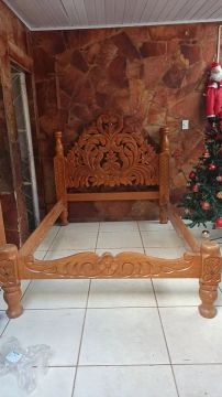 Cama de Casal de Madeira Maciça Entalhada com Detalhes Rústicos