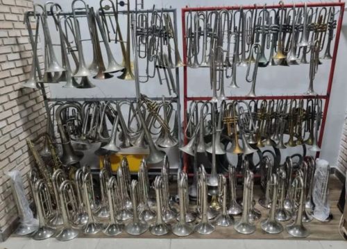 Metais velho de instrumentos musicais