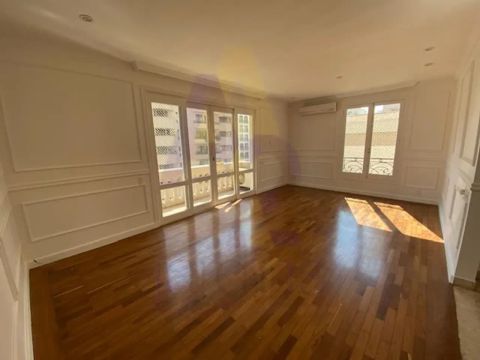 Apartamento maravilhoso, em prédio neoclássico na parte plana do Jardim América. Conta com