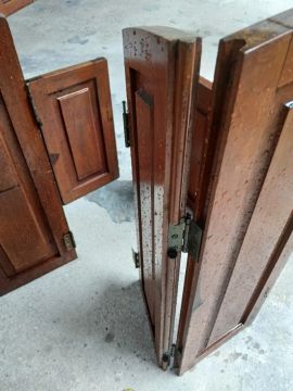 Portas e Janelas de madeira.
