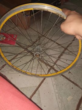 Peças de bicicleta infantis e adulta.