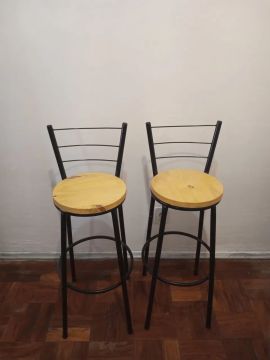 Par de Banquetas de Ferro com Assento em Madeira