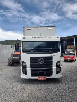 Venda caminhão baú toco ótimo estado de conservação vai com dois pneus novos 