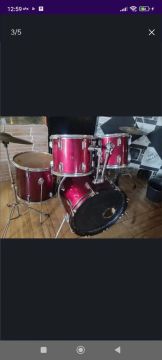 Bateria sem marca ou modelo, mas tem pratos e banco 