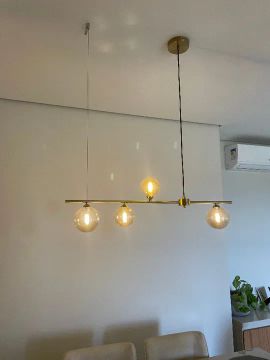 Lustre/ pendente dourado com 4 cúpulas âmbar