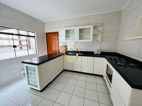Casa à venda com 3 quartos, 3 vagas, 170m² por R$ 540.000,00
