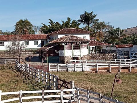 Linda fazenda centenária localizada em Mandembo em Oliveira MG