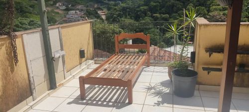 Cama de madeira de solteiro