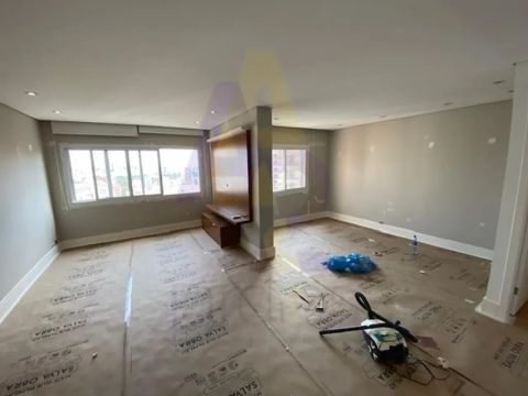 Apartamento maravilhoso, completamente reformado em prédio com amplo recuo em andar alto c