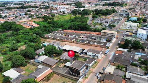 À VENDA PREDIO COM 6 KITS E 2 CASAS