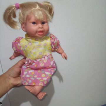 Boneca Bebê com Roupa de Flores que faz  xixi