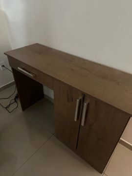 Vende-se ou troco escrivaninha marrom por cama de solteiro 