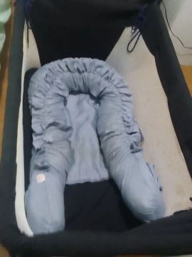 Vendo berço portátil em ótimo estado! De brinde  um ninho que nao teve muito uso!