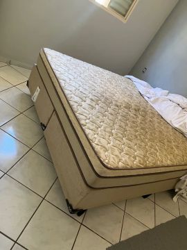 Cama Box Queen em ótimo estado
