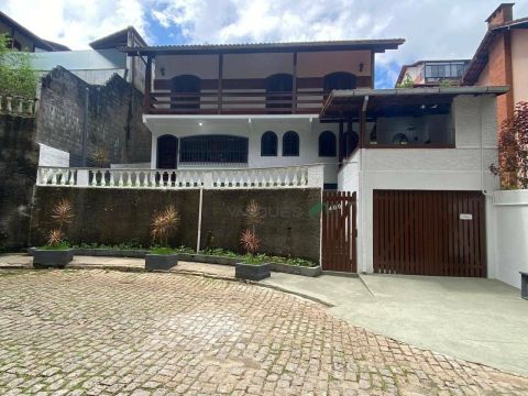 Casa de 4 quartos em rua tranquila e reservada