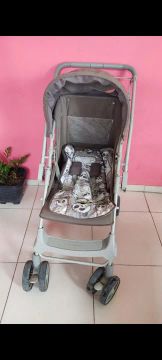 Carrinho de bebê.