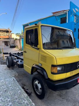 Caminhão Mercedes 710 chassi 
