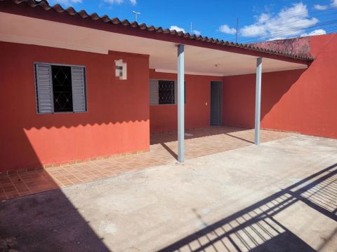 Alugo Casa Sozinha no lote