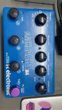 Pedal Delay Flashback X4 com Caixa