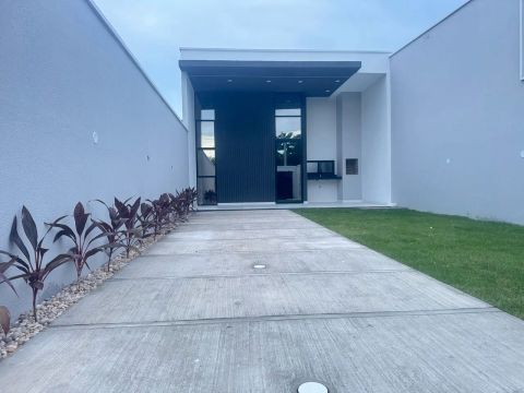 Casa Para Vender com 3 quartos 3 suítes no bairro Lagoa Redonda em Fortaleza