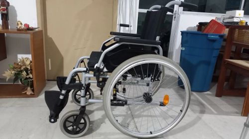 Cadeira de rodas em excelente estado+ um andador Seminovo