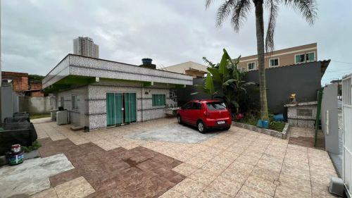 Terreno com 350m2 à venda por R$1.100.000,00 no Bairro Municípios - Balneário C.