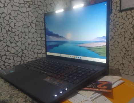 NOTE BOOK POSITIVO COM TECNOLOGIA LUMINA BAR E LUMINA LED