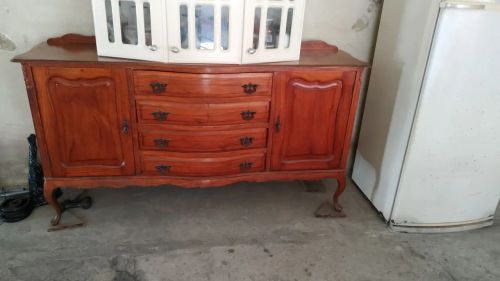 Mesa com cadeiras e buffet chipandele