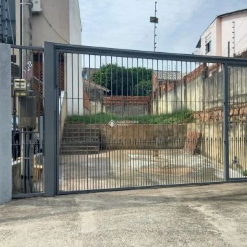 Terreno bem localizado, preparado para construção de sobrado de alvenaria no Passo das Ped
